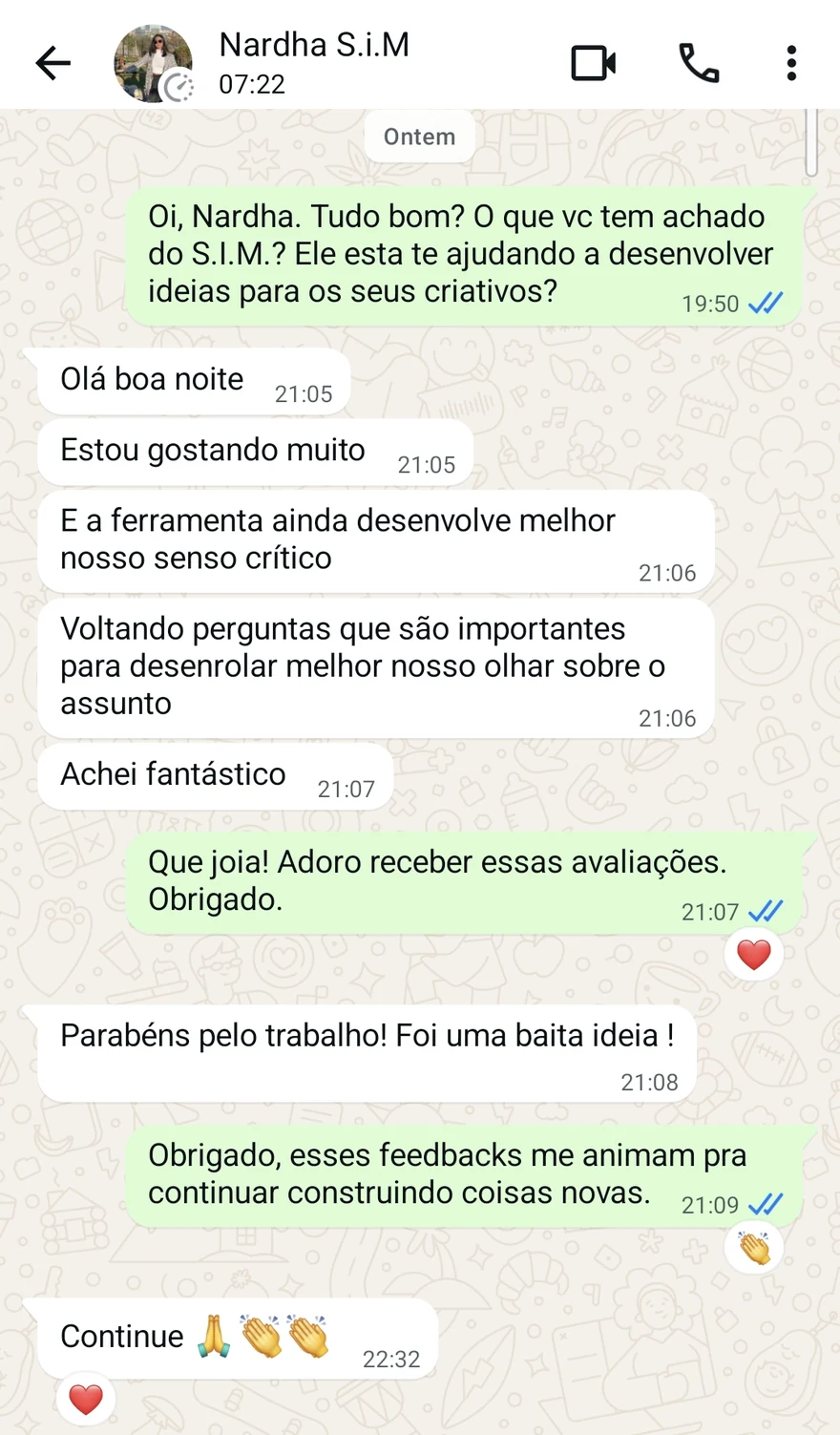 Conversa de WhatsApp em que Nardha conta que o S.I.M. desenvolve o senso crítico dela ao devolver perguntas sobre o assunto